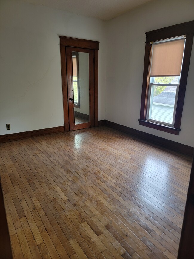 Bedroom - 810 S Kalamazoo Ave