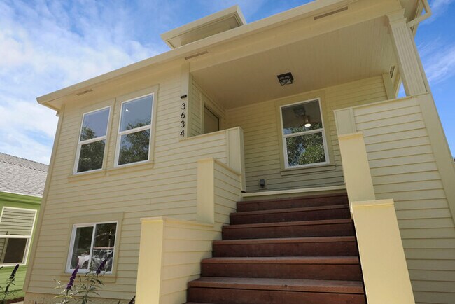 Building Photo - Beautifully updated 2/1 in North Oak Park! Located Close to UC Davis Med Center + MgGeorge Law Sc...