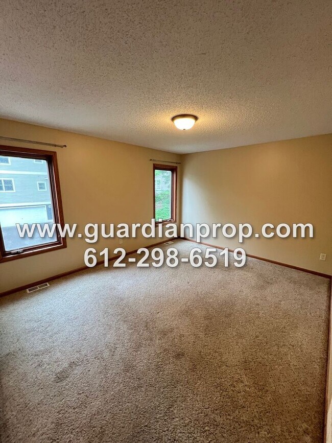 Building Photo - Mahtomedi House Available Now, Open Floor Plan, Master Suite, 2 Fireplaces, Deck