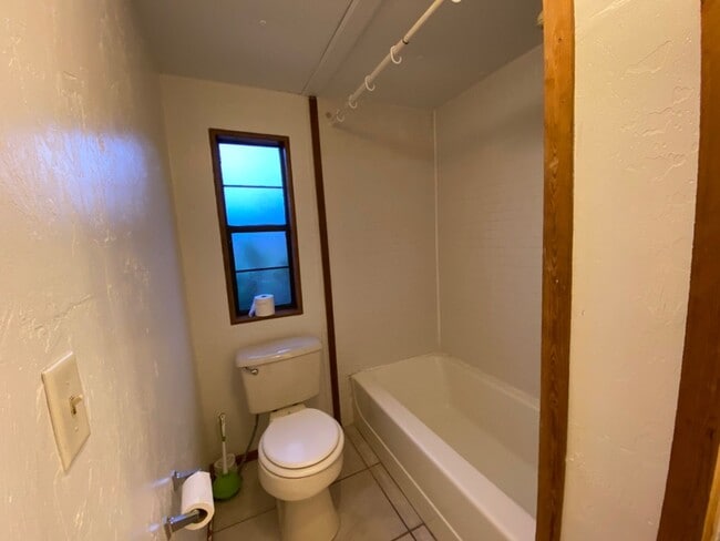 Building Photo - 3 Bedroom, 2 Bath home just outside of Liv...