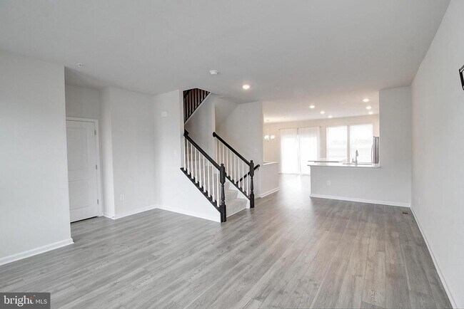 Building Photo - 470 Tiller St