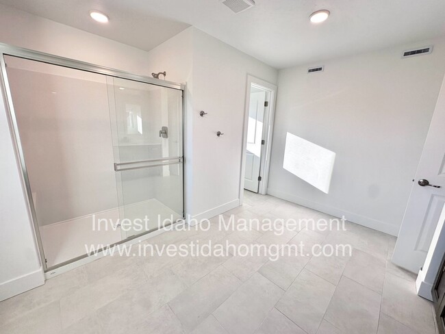 Building Photo - Beautiful Brand New Luxury Townhome availa...