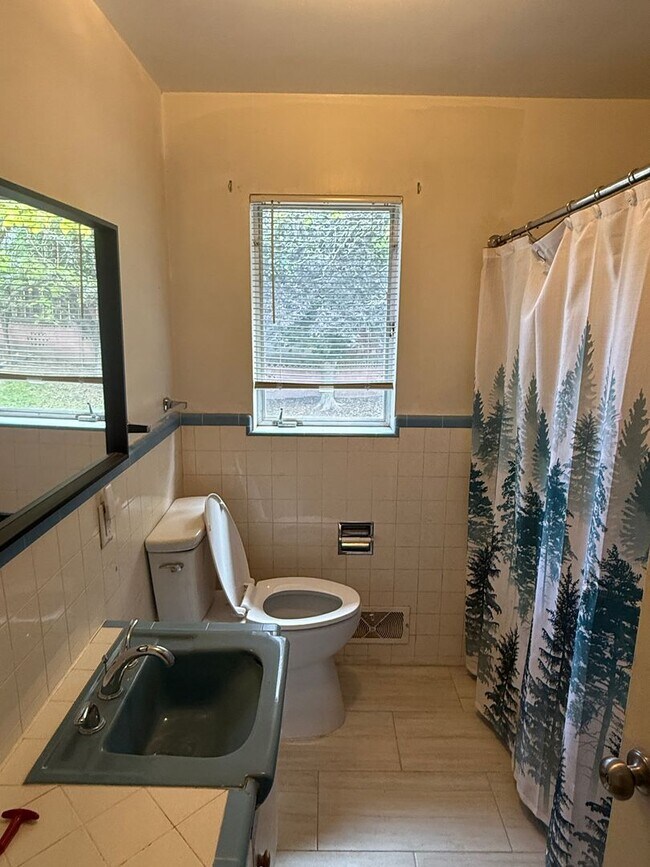 Building Photo - 5 Bedroom Home; Millcreek; 2800 sq ft; Lar...
