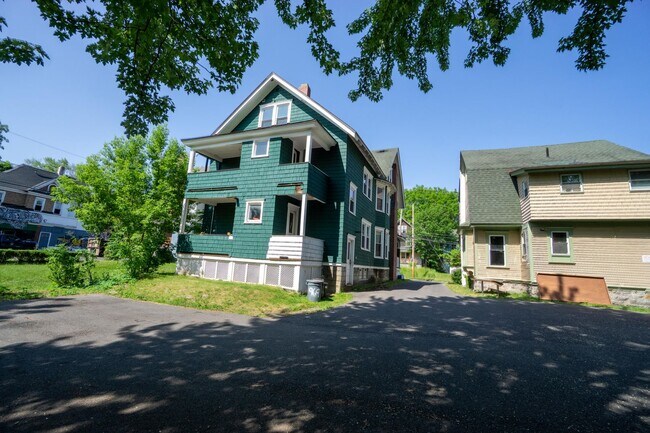 Building Photo - 971 Lancaster Ave