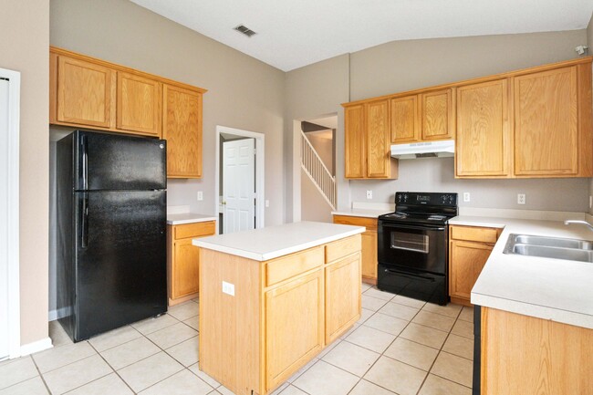 Building Photo - Nice 3/2 with Bonus Room in Oak Hammock Pr...