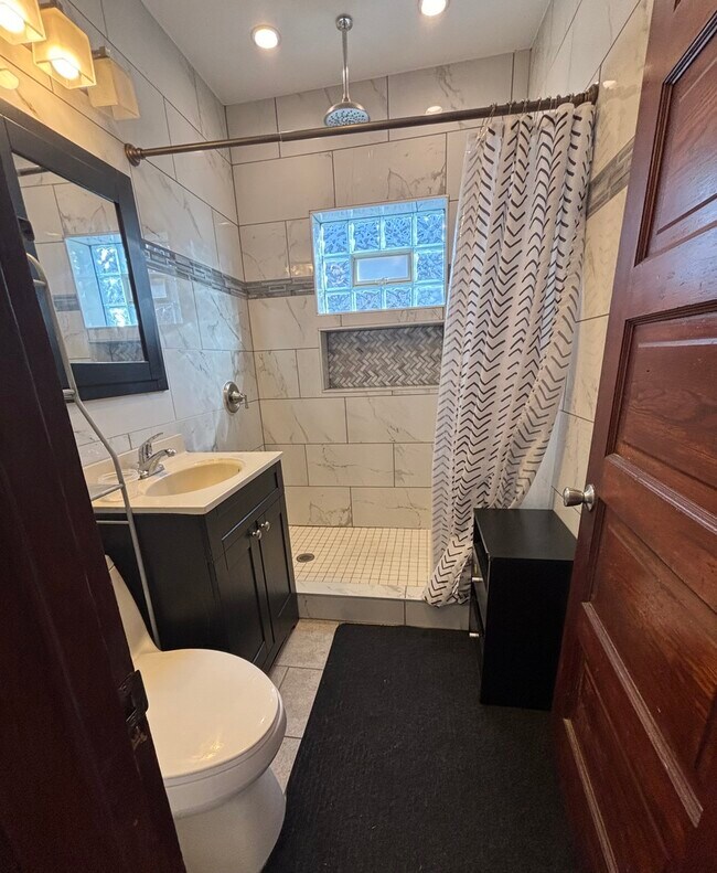 Building Photo - 3133 N Richmond St