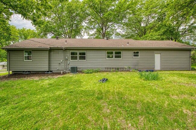 Building Photo - 4413 N Grand Ave