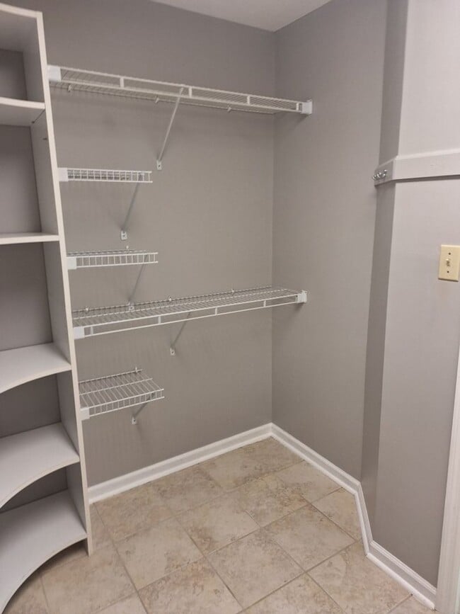 Building Photo - 4bd/3 bath located in desirable neighbor in Fox Den Subdivision in West Knoxville