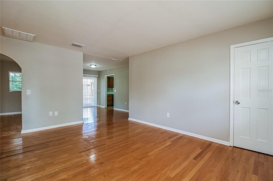 Building Photo - 804 Greenbriar Dr