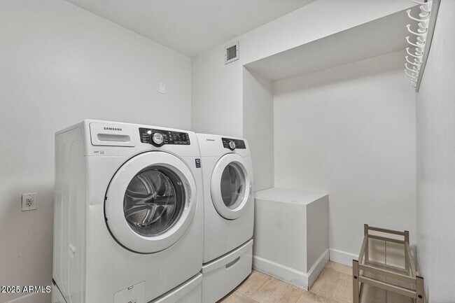 Building Photo - 10626 N Indian Wells Dr