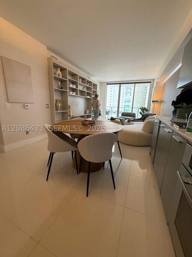 Building Photo - 1300 Brickell Bay Dr