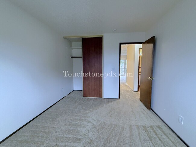 Building Photo - Updated 2 Bdrm Apartment with Balcony in Sellwood Moreland Neighborhood