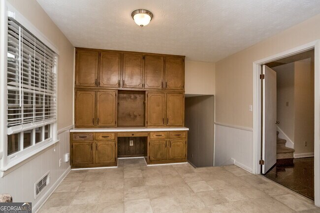 Building Photo - 2115 Pine Knoll Cir NE