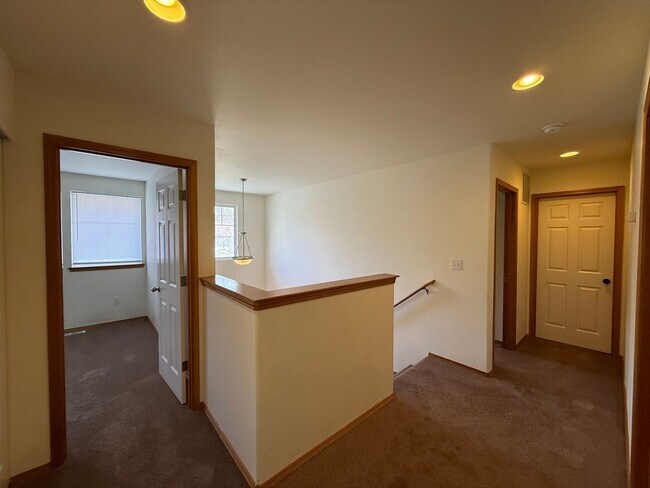 Building Photo - 4 Bed 2 Bath Home in Waterbury Meadows