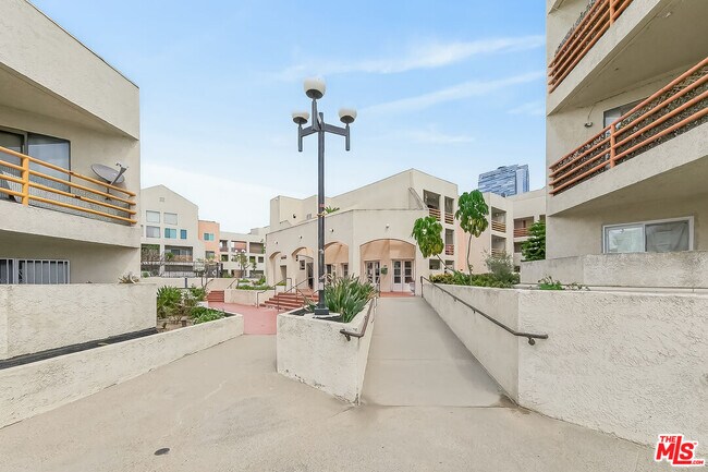 Building Photo - 1118 Valencia St