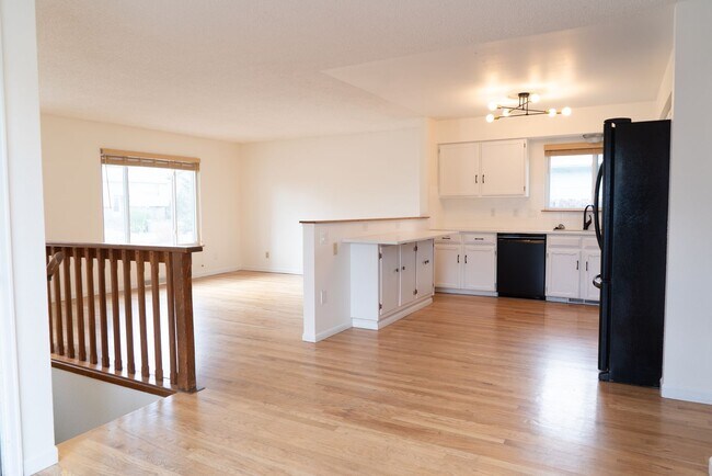 Building Photo - Wonderful Large 5 Bedroom House with Fenced Back Yard and 2-Car Garage