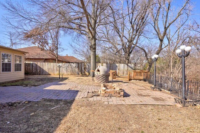 Building Photo - 4 bed 3 bath home!
