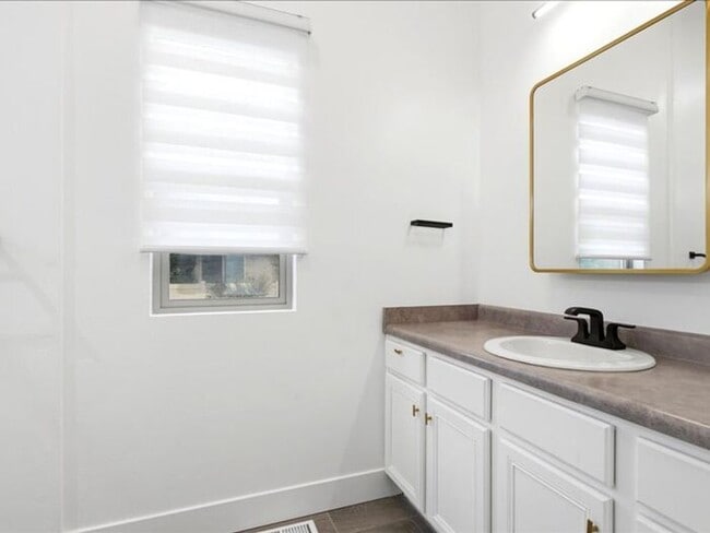 Building Photo - S Jordan-Beautiful 5 bed 3 bath family home