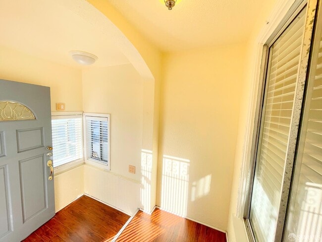 Building Photo - 2 Brighton Ave