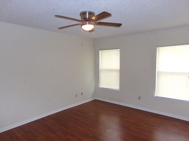 Building Photo - Nice 3/2 in convenient location