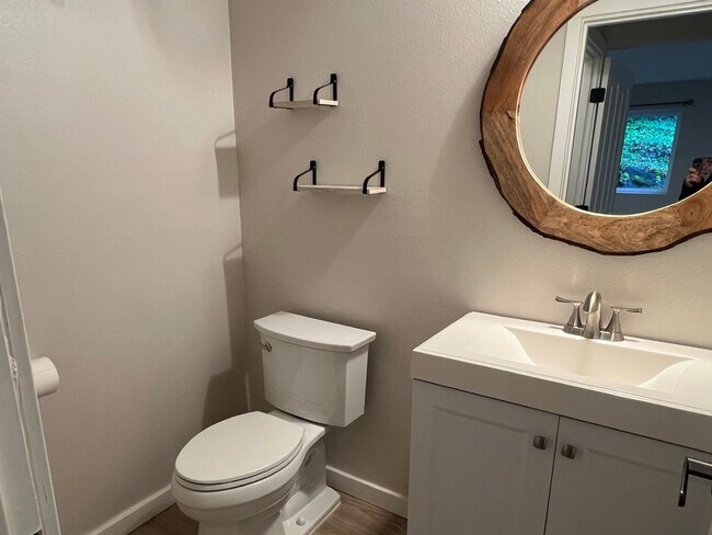 Building Photo - 4bd/2.5ba Bellevue Home