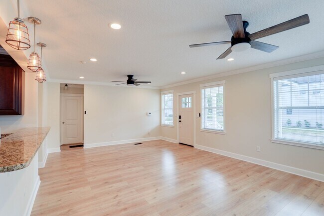 Building Photo - 1033 N Hampton Ave