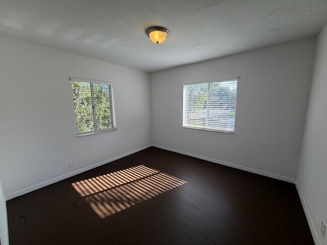 Building Photo - 903 SW 15th Ave