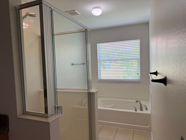 Building Photo - Come and Experience This Townhouse