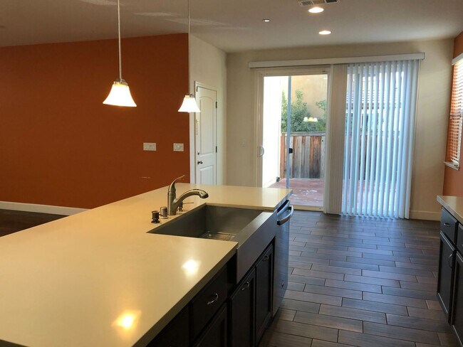 Building Photo - Beautiful 4 Bed 3 Bath Near Iron Point with Solar!