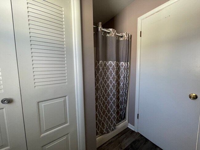 Building Photo - Three Bedroom Home in Gobles