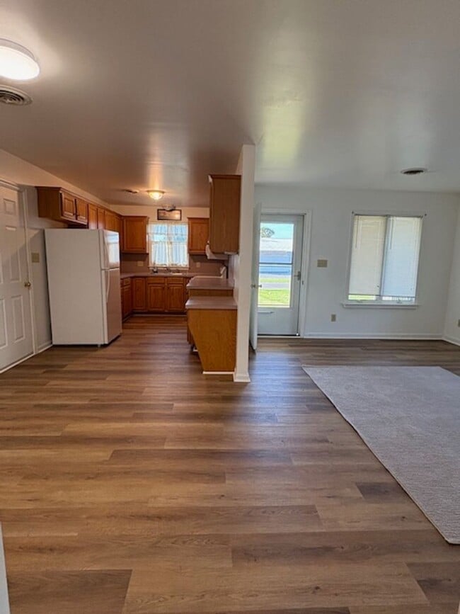Building Photo - Single Level Half Duplex w/ Garage