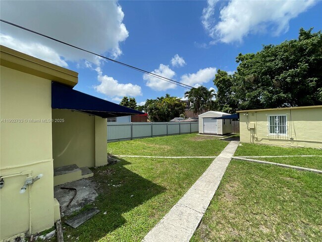 Building Photo - 3157 SW 17th St