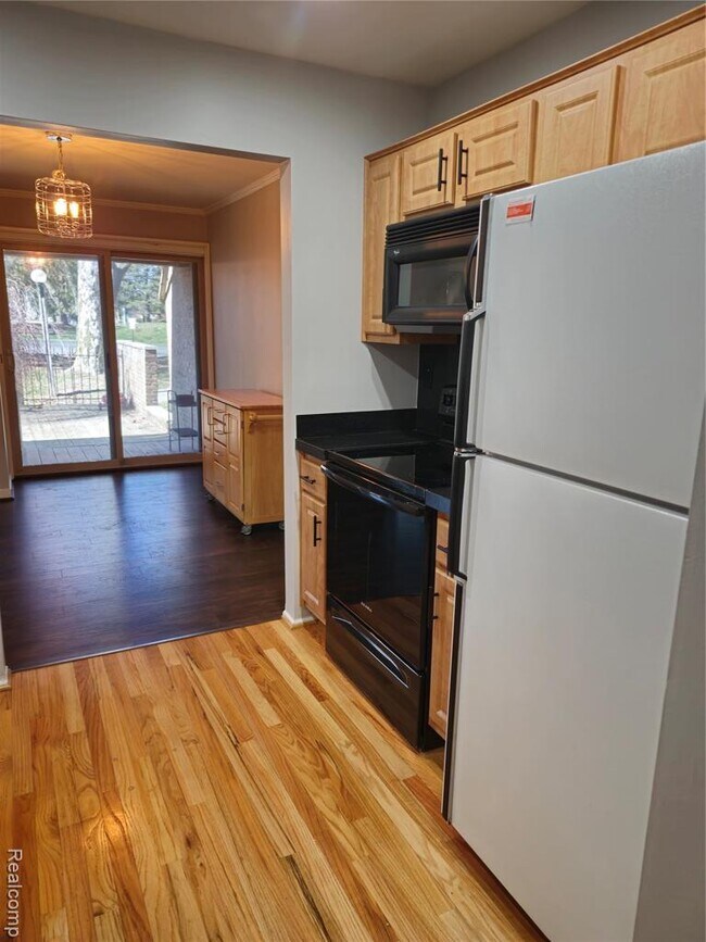 Building Photo - 1549 S Hill Blvd