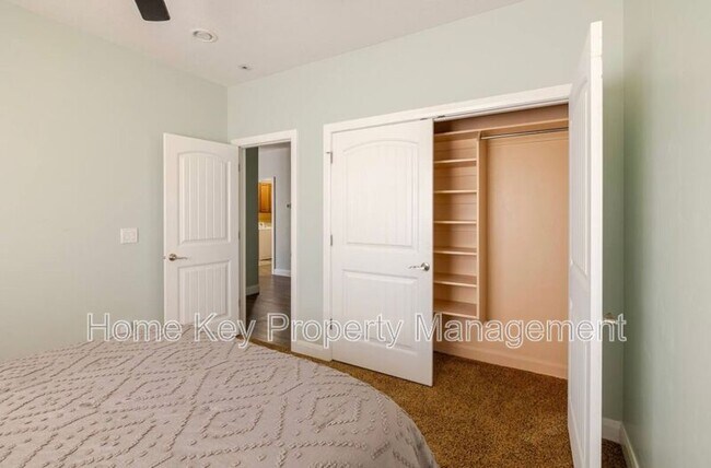 Building Photo - 1593 E Scenic Sunrise Dr