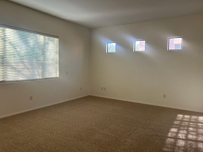 Building Photo - Fresh paint! New Carpets! 3 Bed 2 Bath hom...