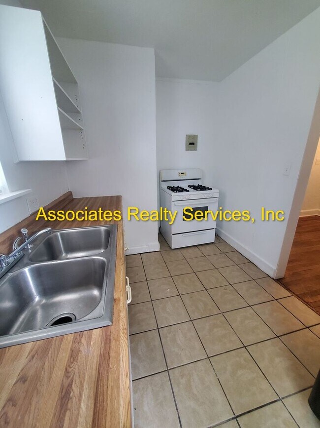 Building Photo - Newly listed!   Must see!  AVAILABLE NOW!