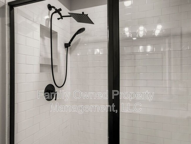 Building Photo - 709 McRoy St