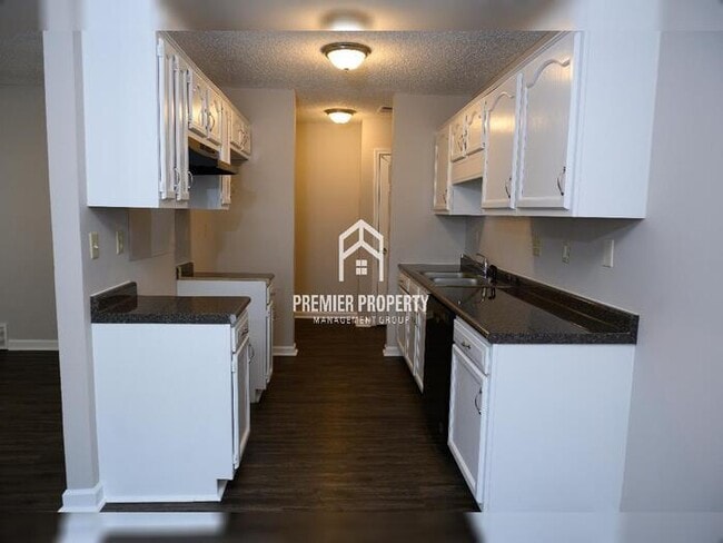 Building Photo - 3017 Meadows Ln