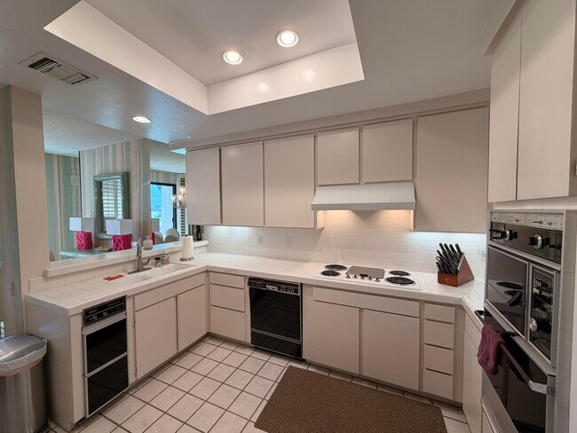 Building Photo - 714 Inverness Dr