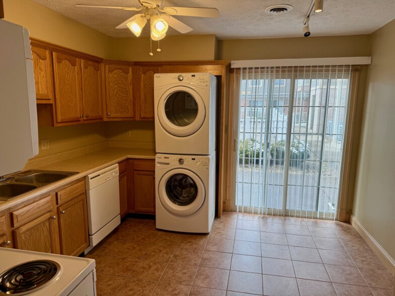 Building Photo - 1616 Spring Valley Dr