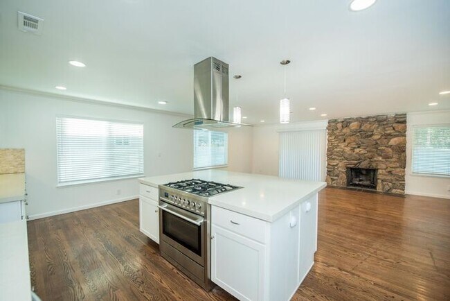 Building Photo - Newly Remodeled Single Family Home