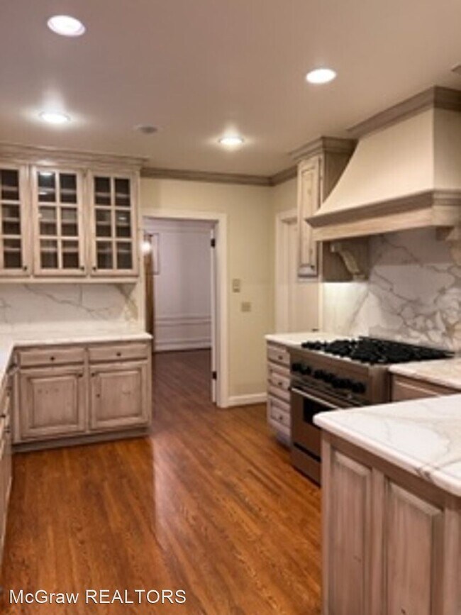 Building Photo - 4 br, 3.5 bath House - 2141 E. 31st Place S.