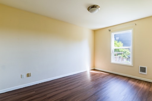 Building Photo - Perfectly located 2 bed/1 bath lower unit duplex in Ballard for $2650 available for move in!