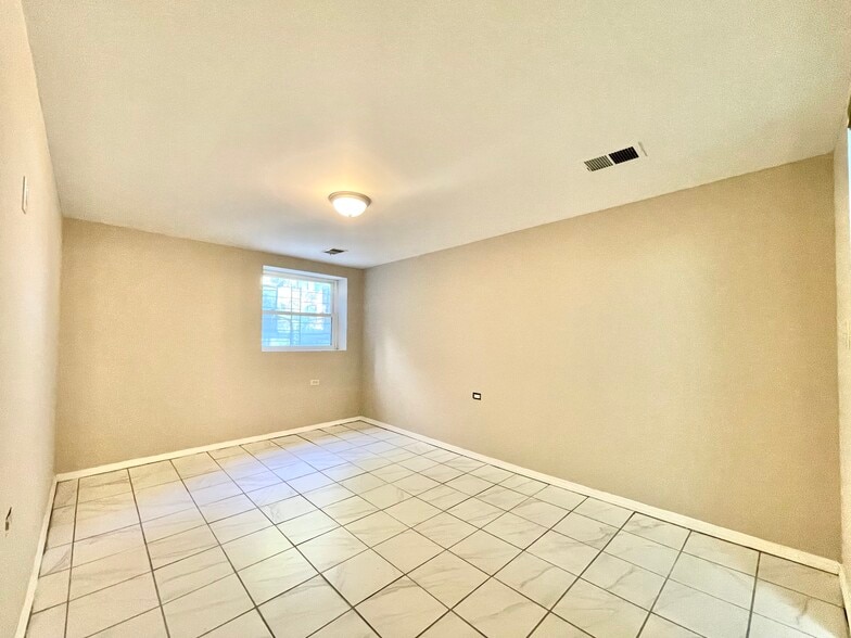 Building Photo - 4820 N Albany Ave