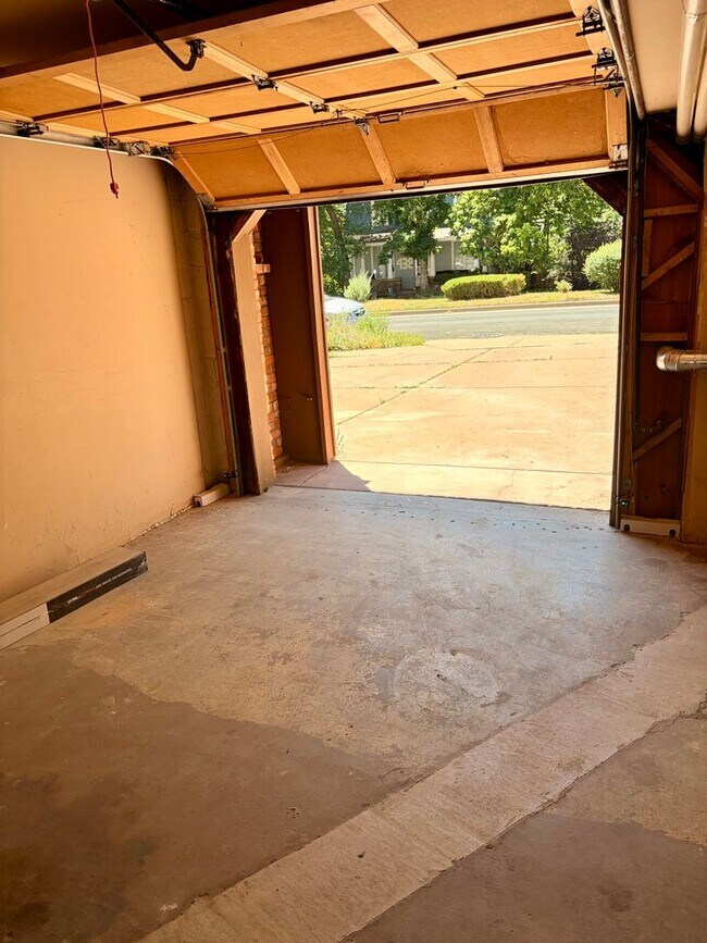 Building Photo - Two Bedroom PLUS Bonus Room on the West End of Pearl Street