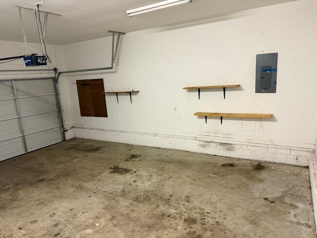 Building Photo - Spacious 3 Bedroom, 2 Bath Home with Garag...