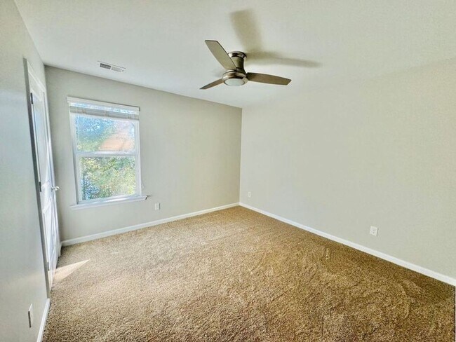 Building Photo - 4 bed 2.5 bath located in The Links at Way...