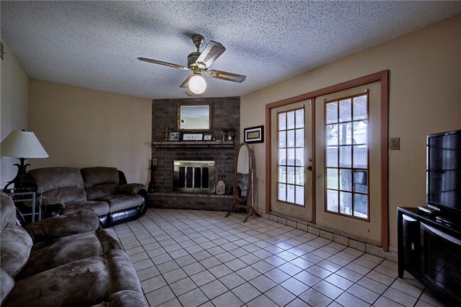 Building Photo - 4950 Elmhurst Ln