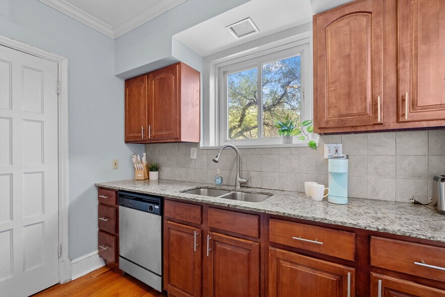 Building Photo - 7055 Dartmouth Ave