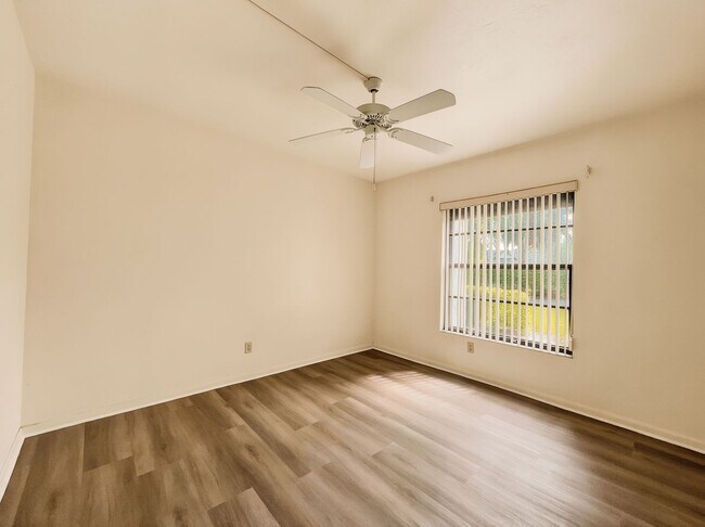 Building Photo - 2 bed 2 bath annual rental *** First floor condo *** Kings Lake Community